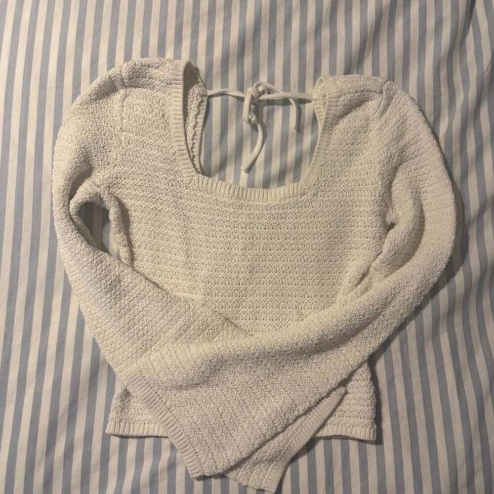 White long knit sleeve top